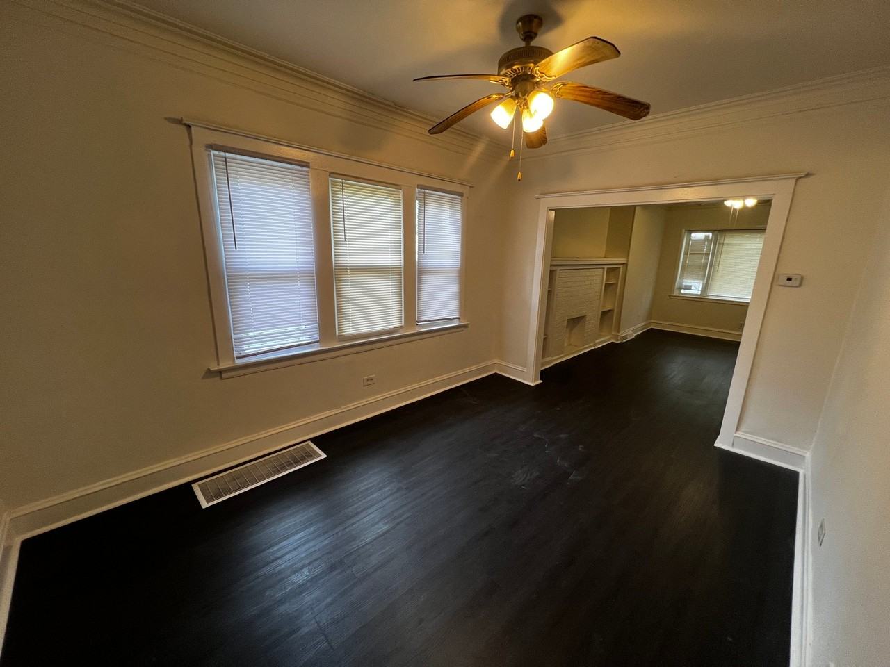 7726 S Champlain Ave - Photo 4 of 13