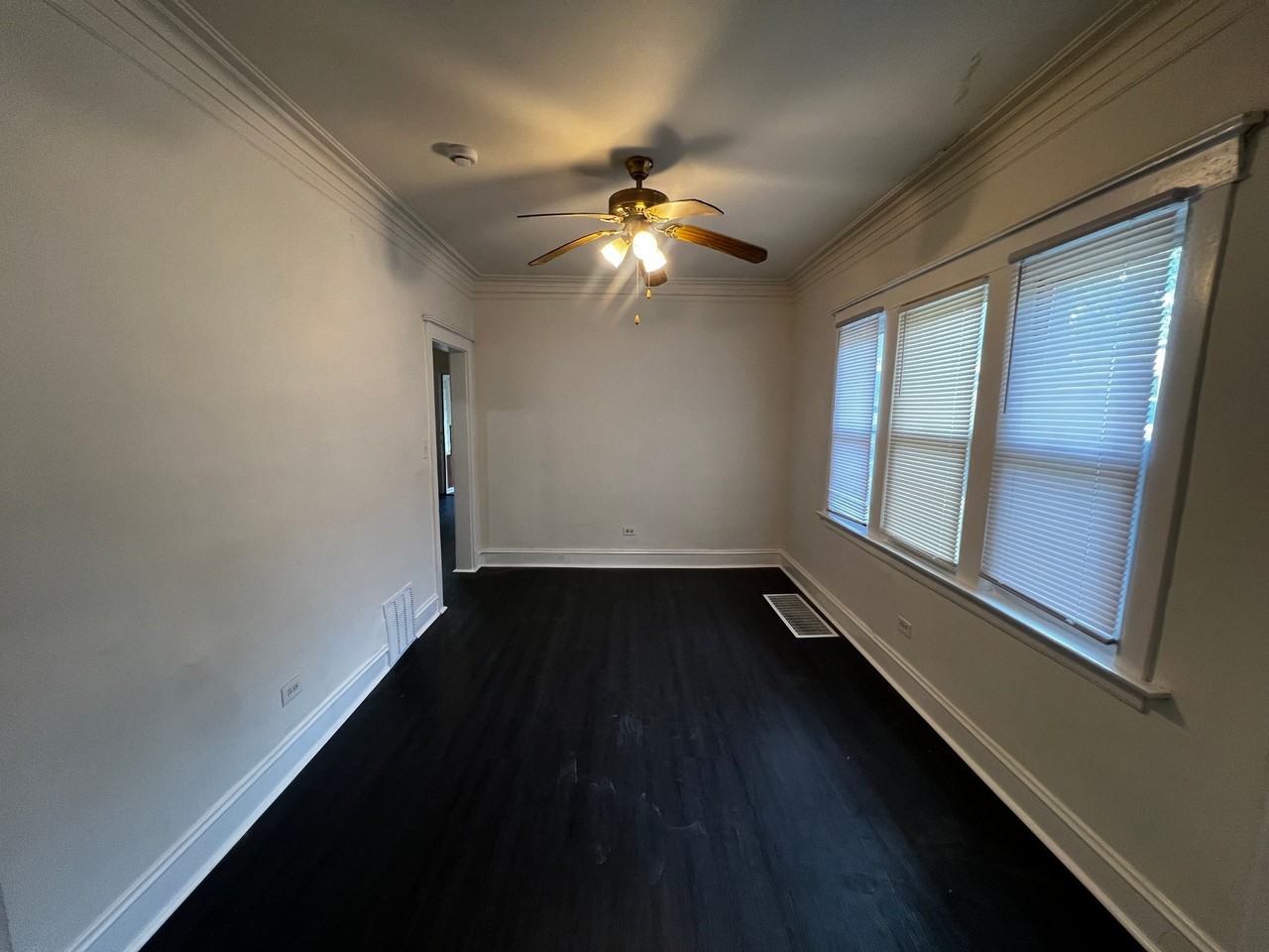 7726 S Champlain Ave - Photo 6 of 13