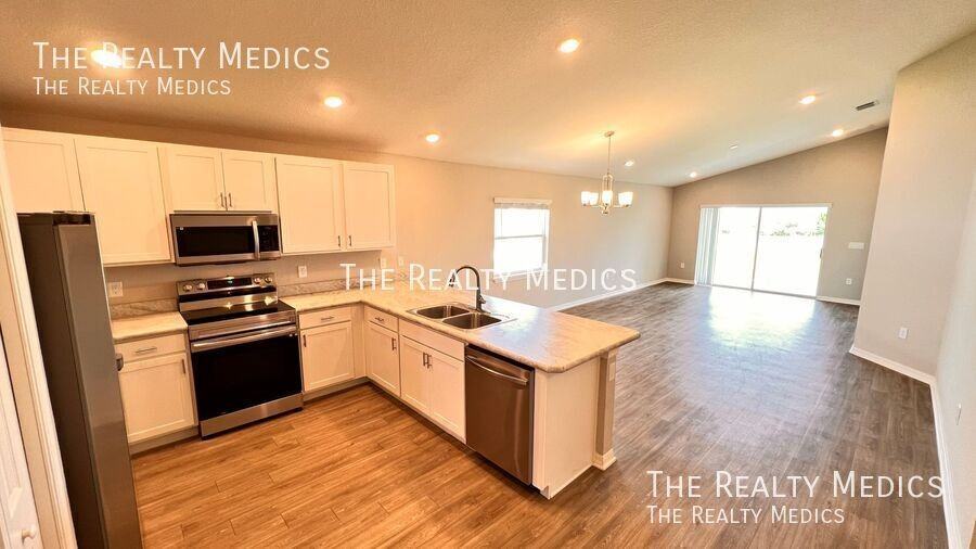 1097 Silas St - Photo 6 of 44