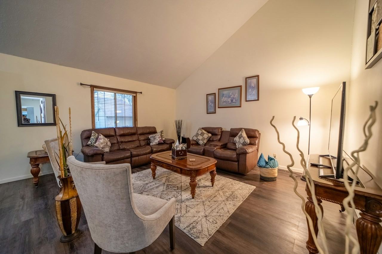 3027 West Capital Avenue - Photo 4 of 47