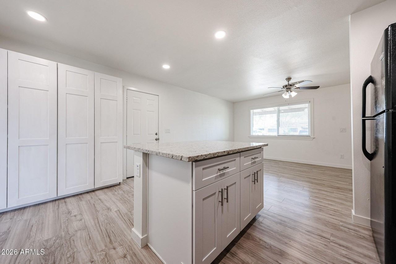 7014 N 77th Ave - Photo 2 of 34