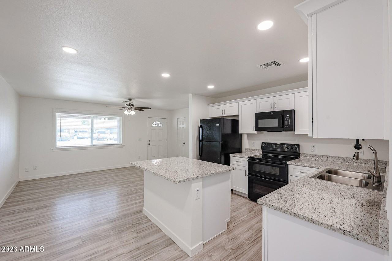 7014 N 77th Ave - Photo 3 of 34