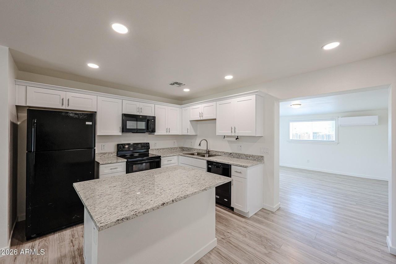 7014 N 77th Ave - Photo 4 of 34
