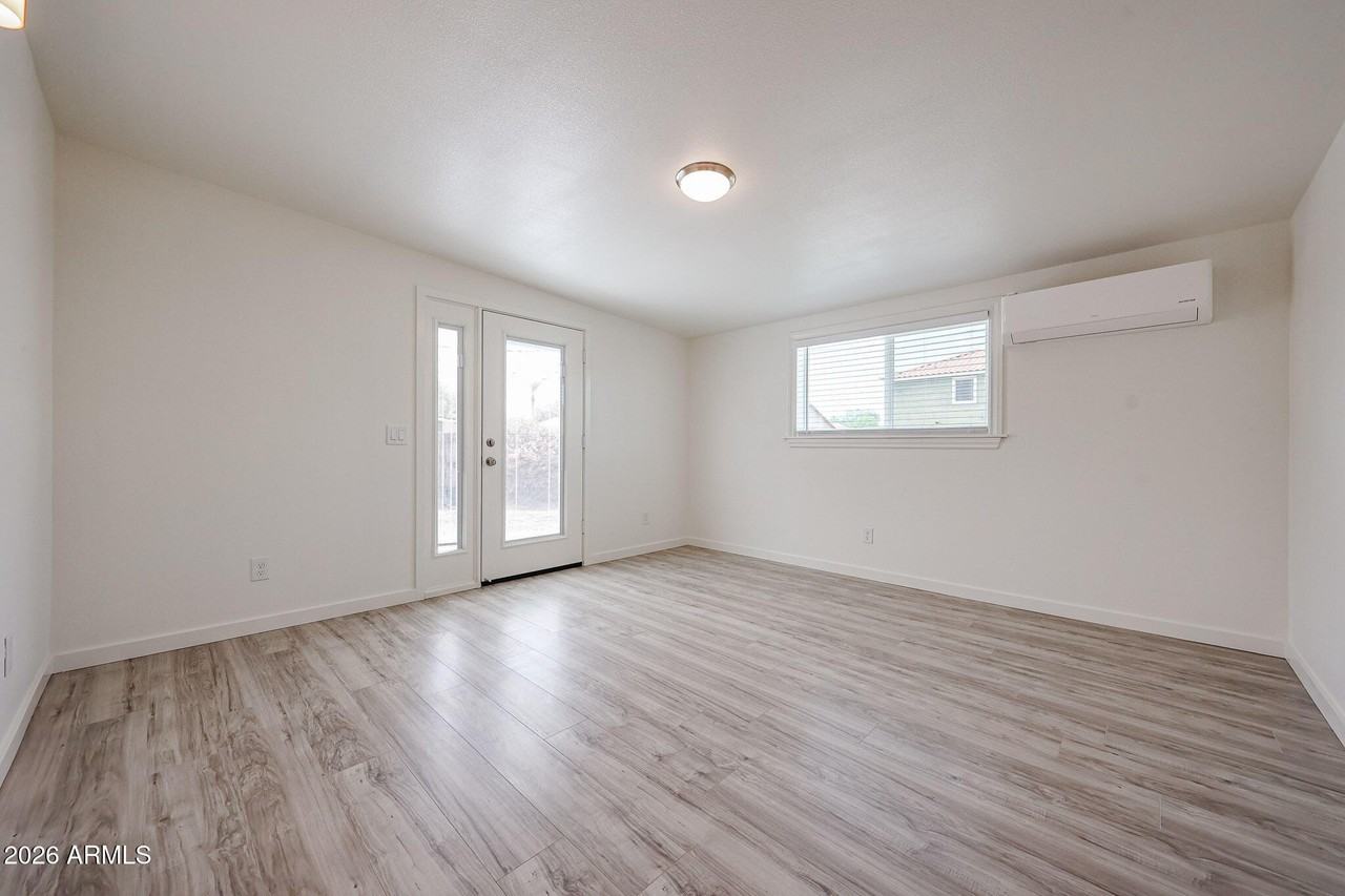 7014 N 77th Ave - Photo 5 of 34