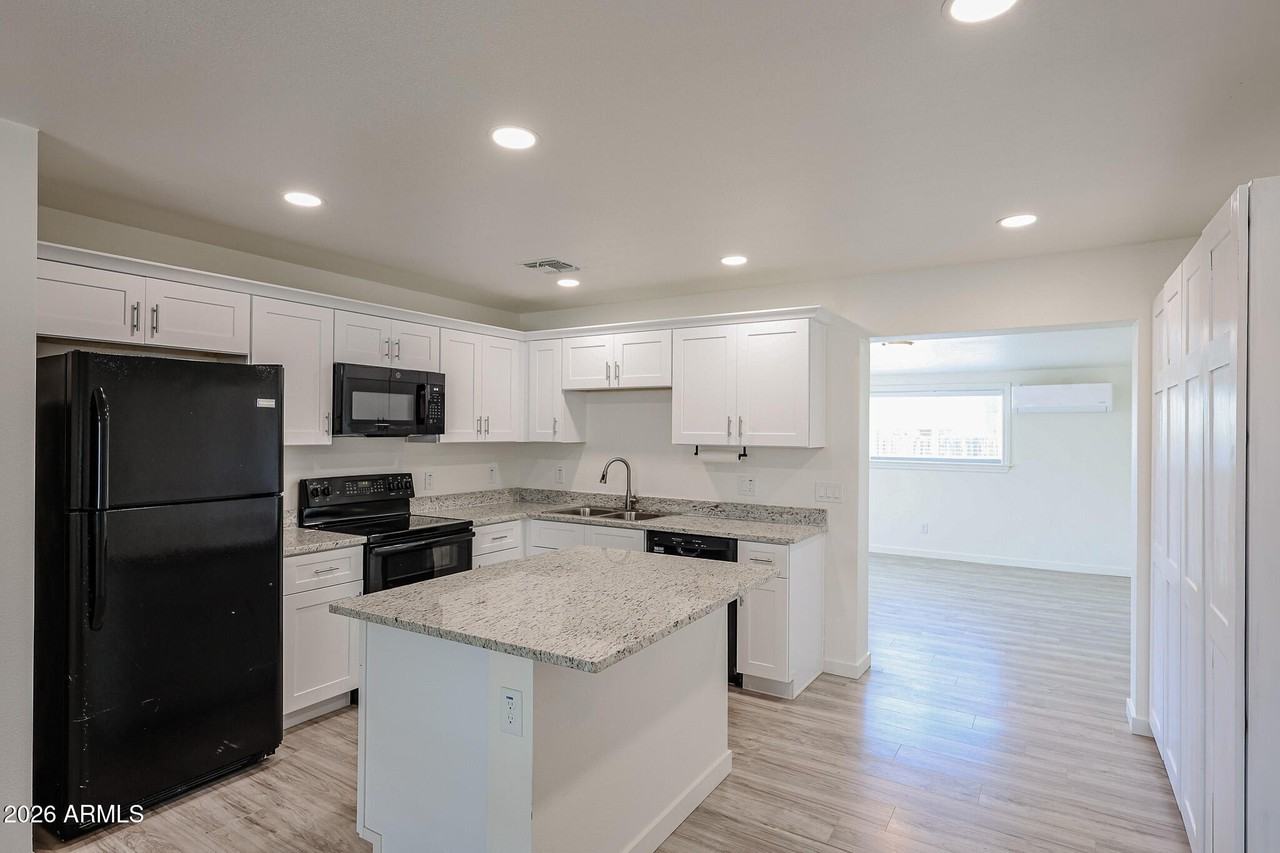 7014 N 77th Ave - Photo 6 of 34