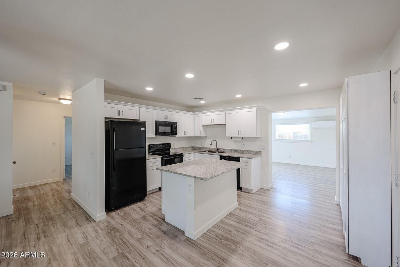 7014 N 77th Ave - Photo 7 of 34