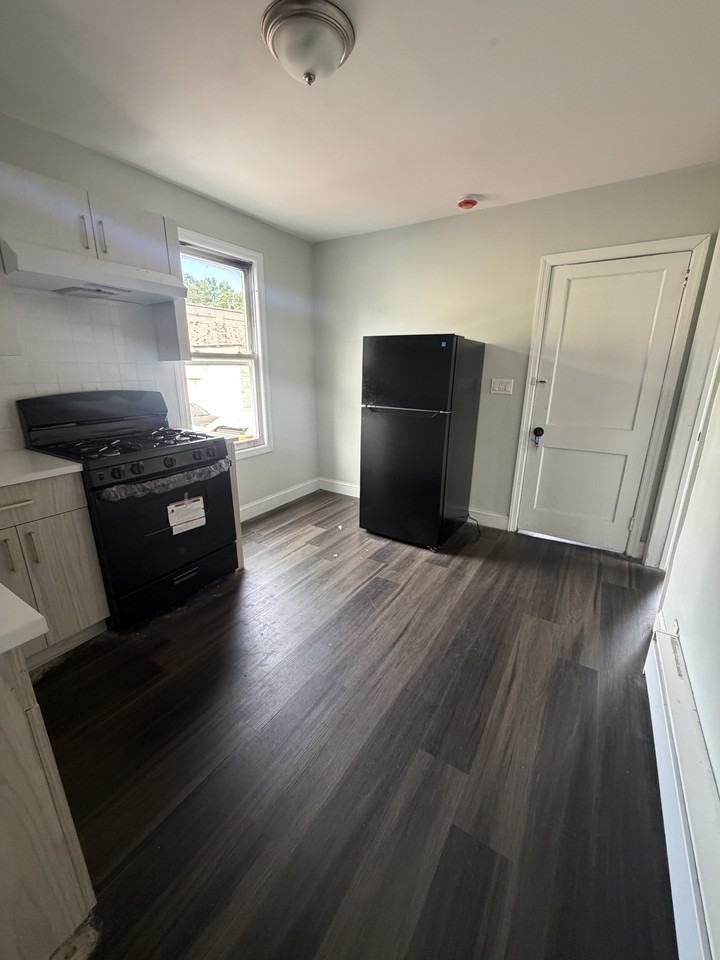 423 E 1st Ave #1 - Photo 3 of 14