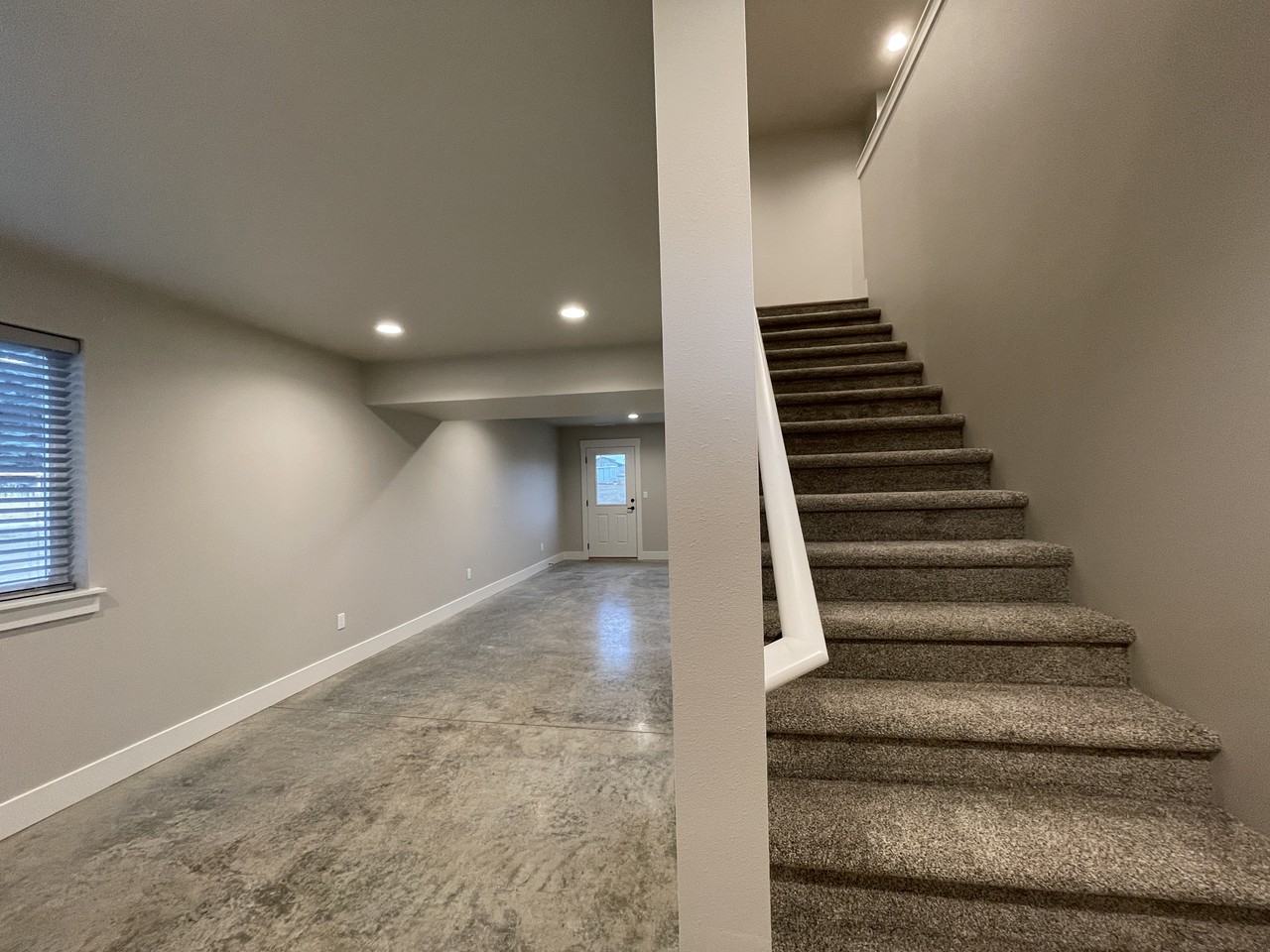 410 W 1st St #A - Photo 5 of 33