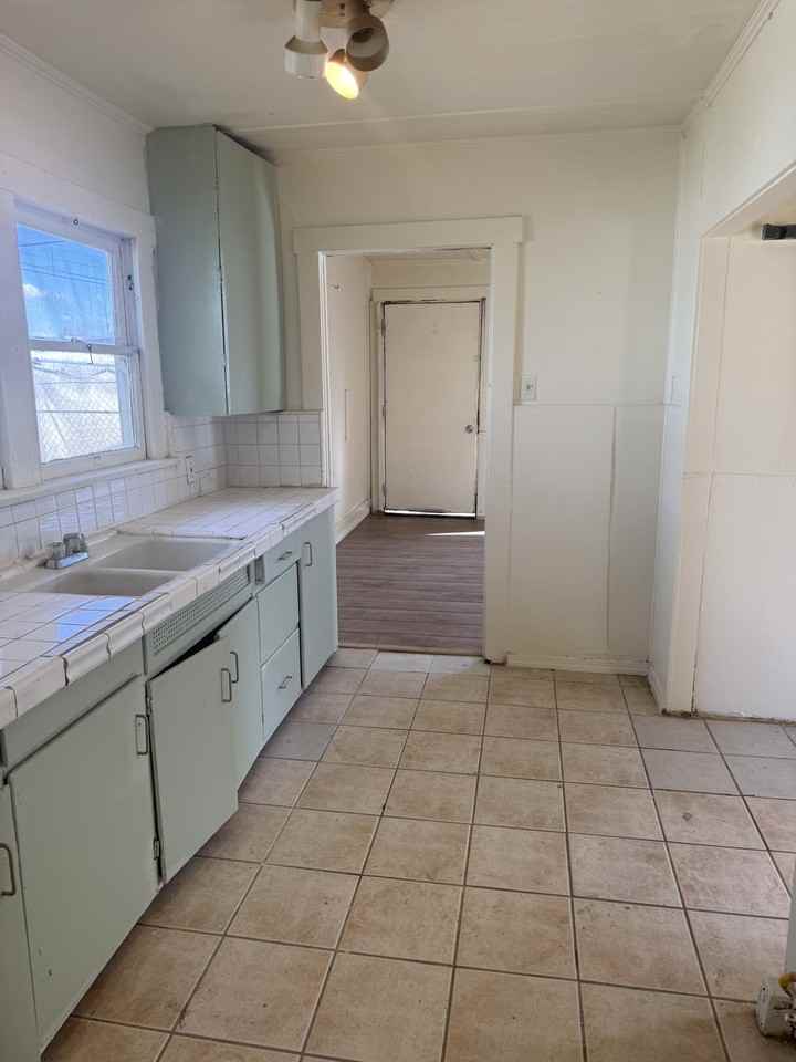 523 W Oldfield St #NA - Photo 4 of 9