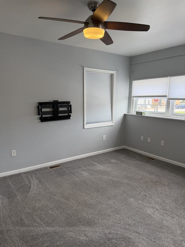 127 W 9th St #1 - Photo 3 of 18