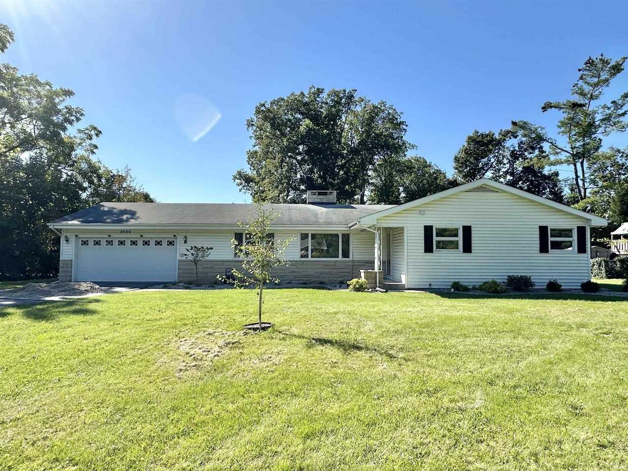 3104 Maple Ln - Photo 2 of 21