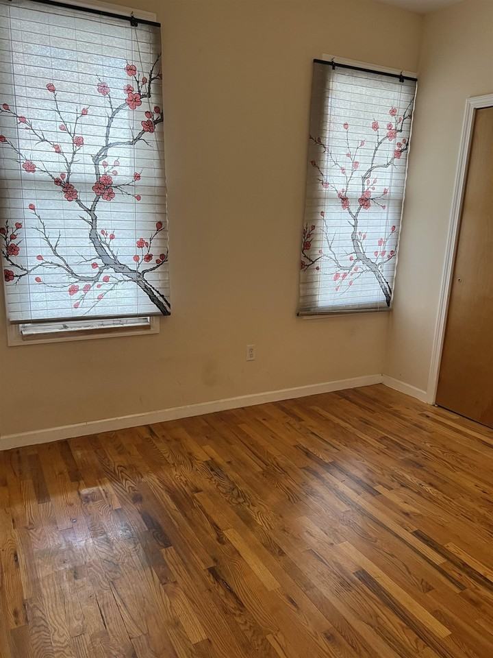 1525 48th St #1 - Photo 2 of 5