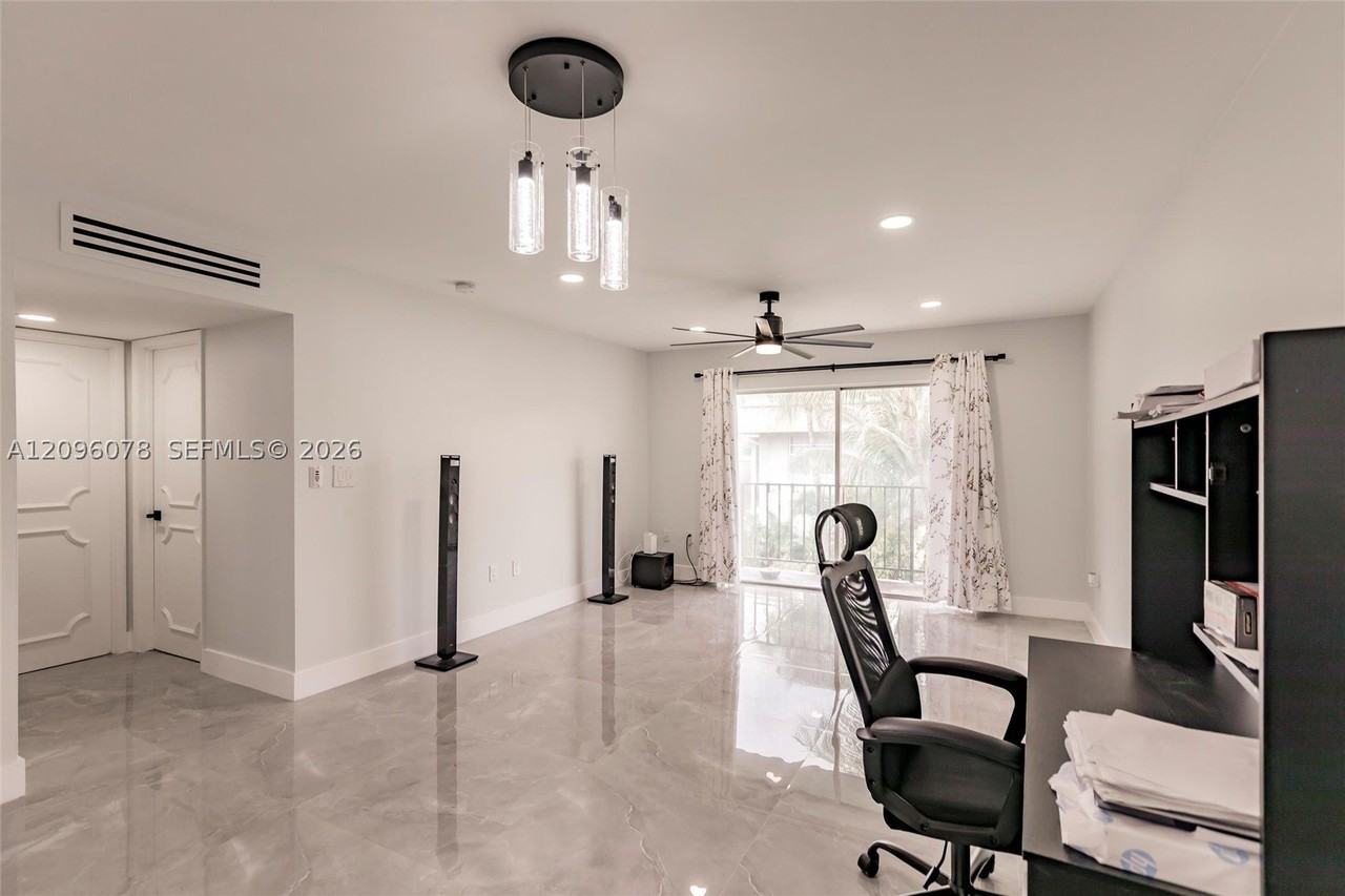 807 W Oakland Park Blvd #H12 - Photo 3 of 23