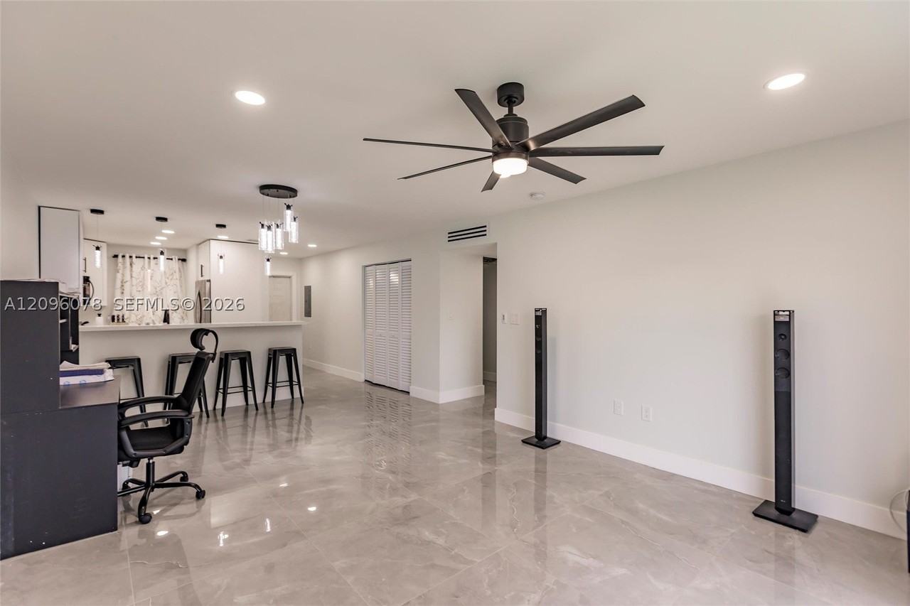 807 W Oakland Park Blvd #H12 - Photo 5 of 23
