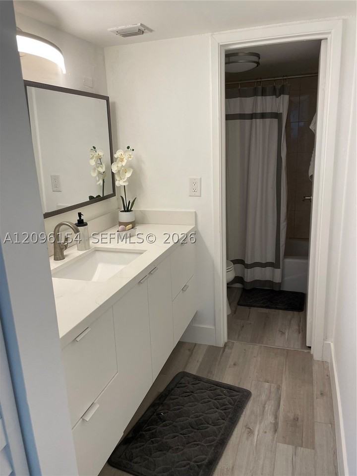 2625 Collins Ave #510 - Photo 5 of 11