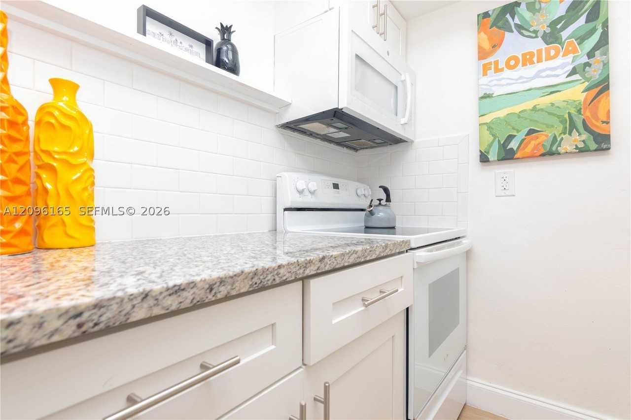 735 Ne 15th St #1-4 - Photo 3 of 32