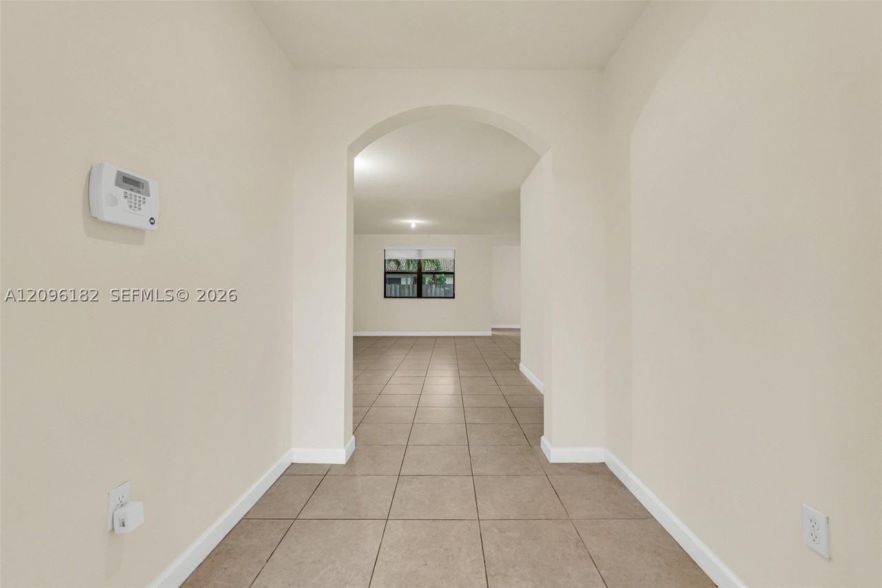 241 Se 35th Ave - Photo 5 of 50