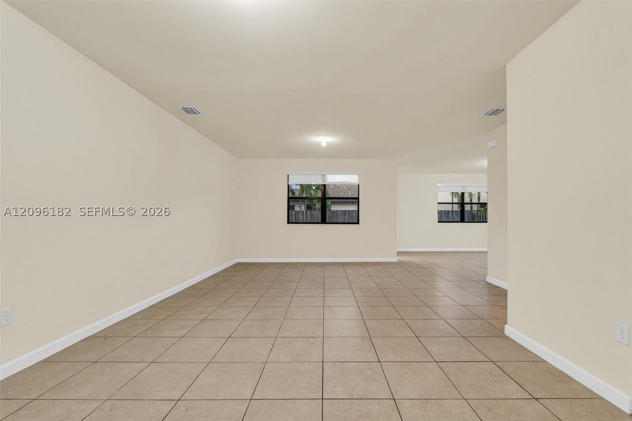 241 Se 35th Ave - Photo 7 of 50
