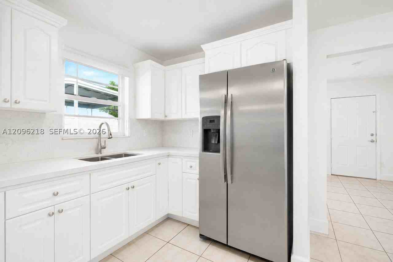 3233 Sw 25th St #2 - Photo 6 of 23