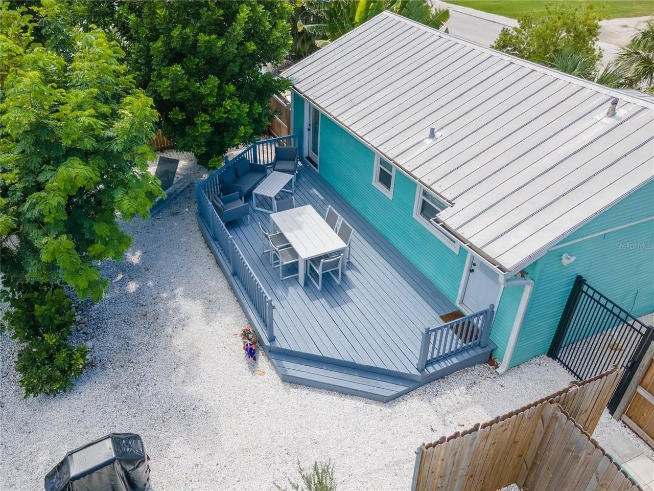 6980 Poinsetta Ave - Photo 4 of 22
