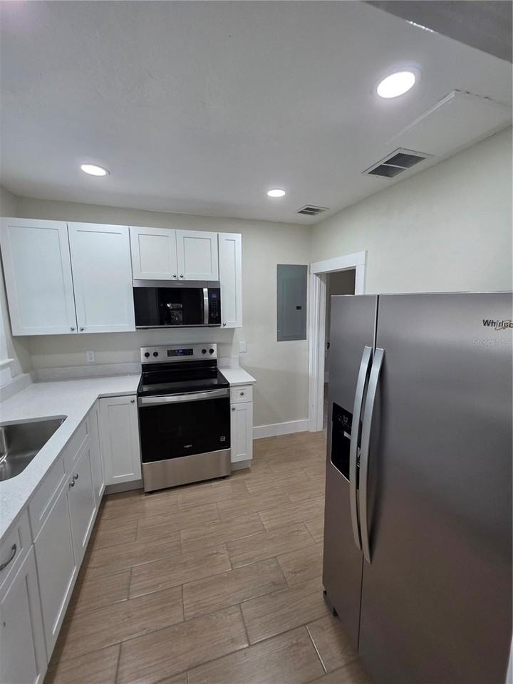217 S Oak Ave - Photo 5 of 15