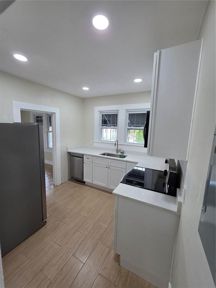 217 S Oak Ave - Photo 6 of 15