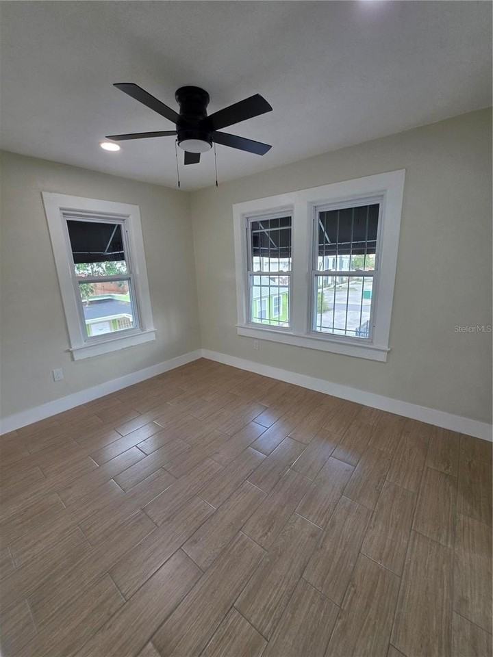 217 S Oak Ave - Photo 7 of 15