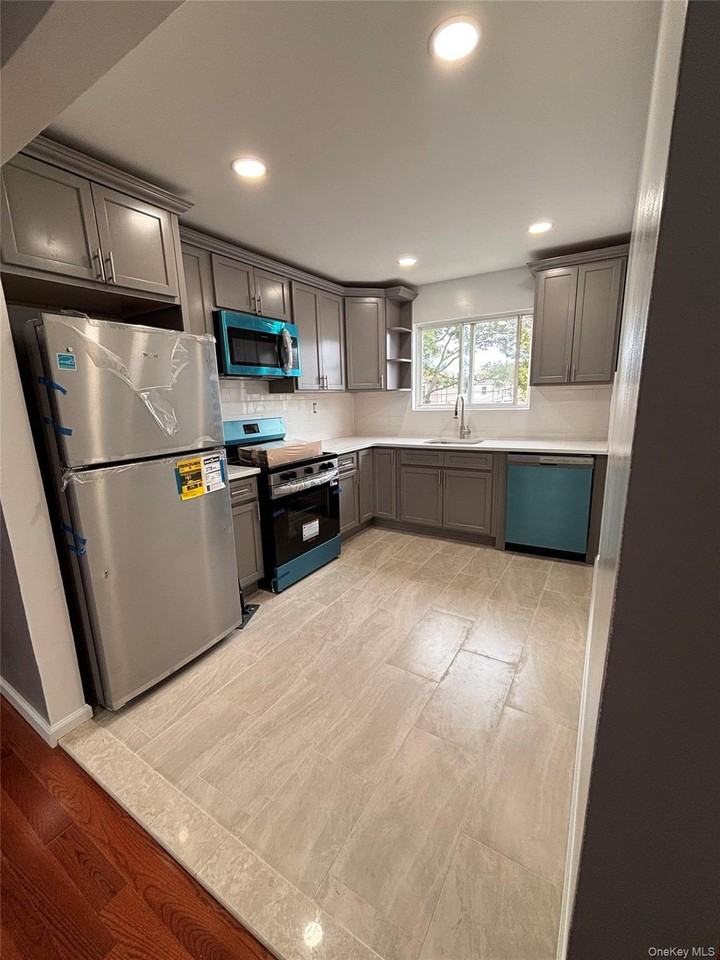 13104 Farmers Blvd #2 - Photo 3 of 11