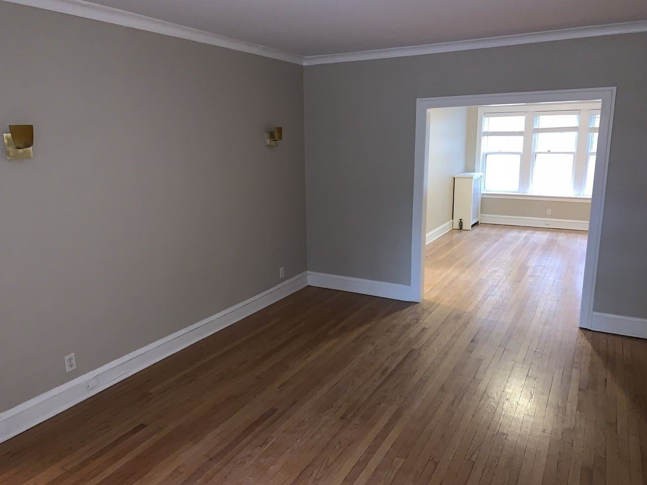 2046 W Farragut Ave #3 - Photo 2 of 20