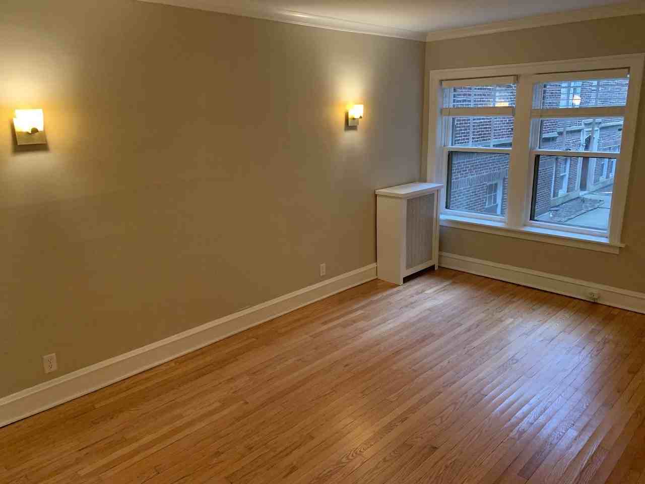 2046 W Farragut Ave #3 - Photo 6 of 20