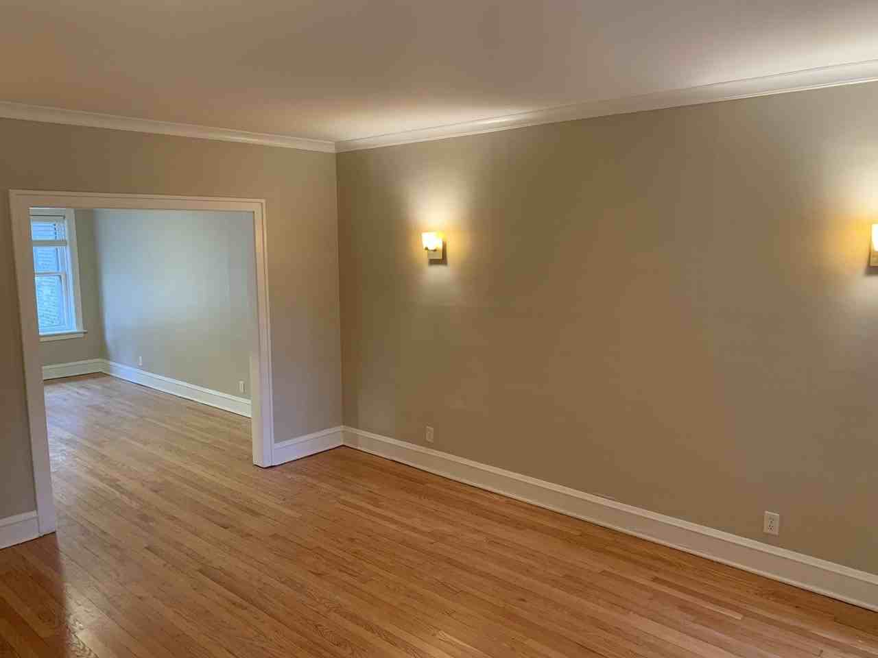 2046 W Farragut Ave #3 - Photo 7 of 20