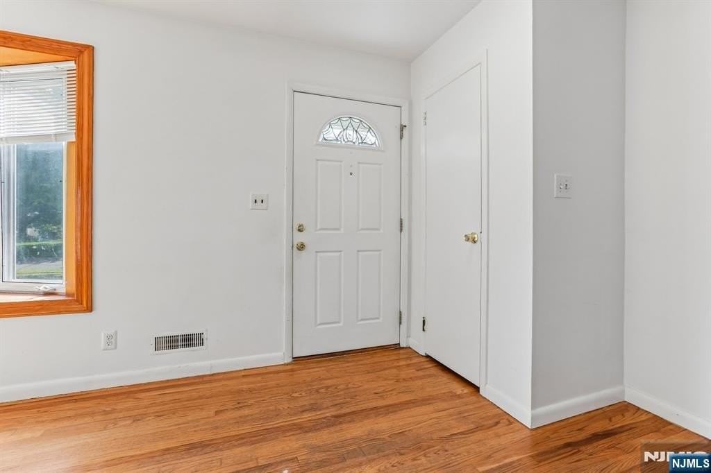 63 Susan Dr - Photo 4 of 34