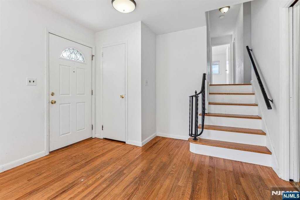 63 Susan Dr - Photo 5 of 34