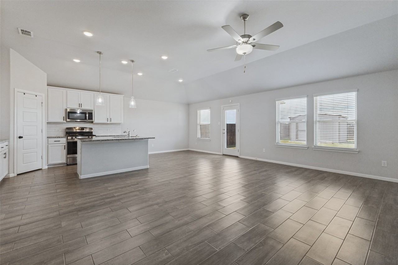 5400 Agalinis Ave - Photo 4 of 25