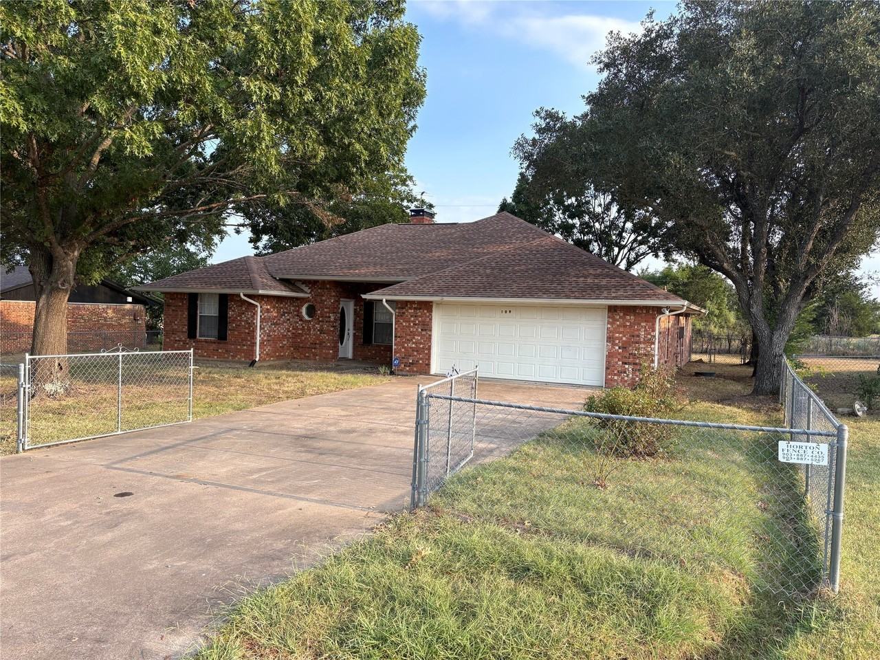 109 Waldman Dr - Photo 2 of 17