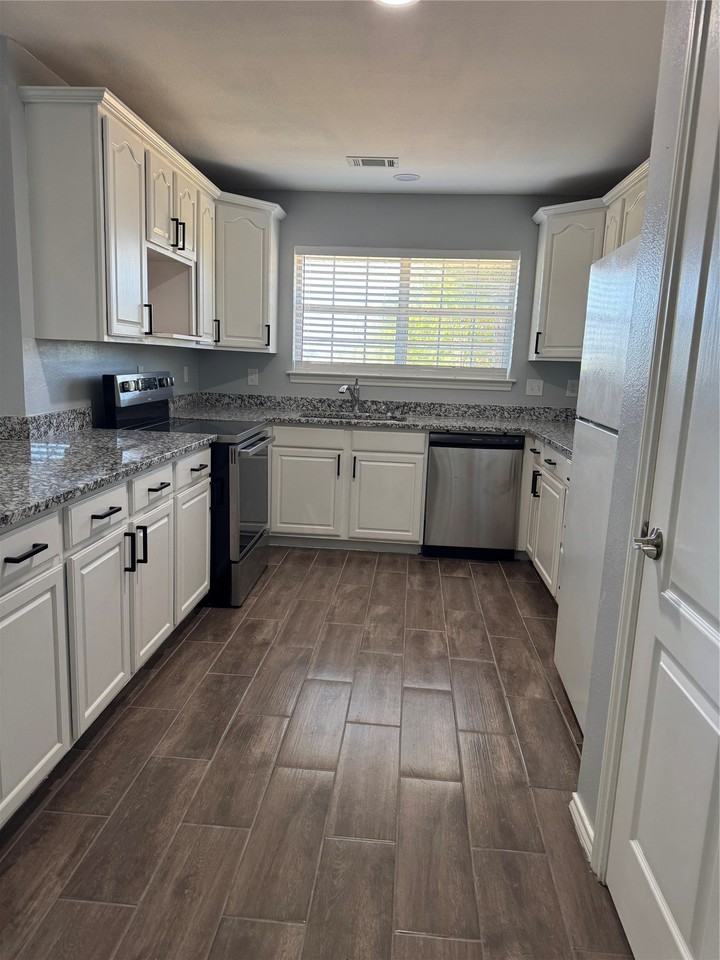 109 Waldman Dr - Photo 3 of 17