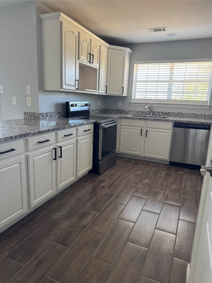 109 Waldman Dr - Photo 4 of 17