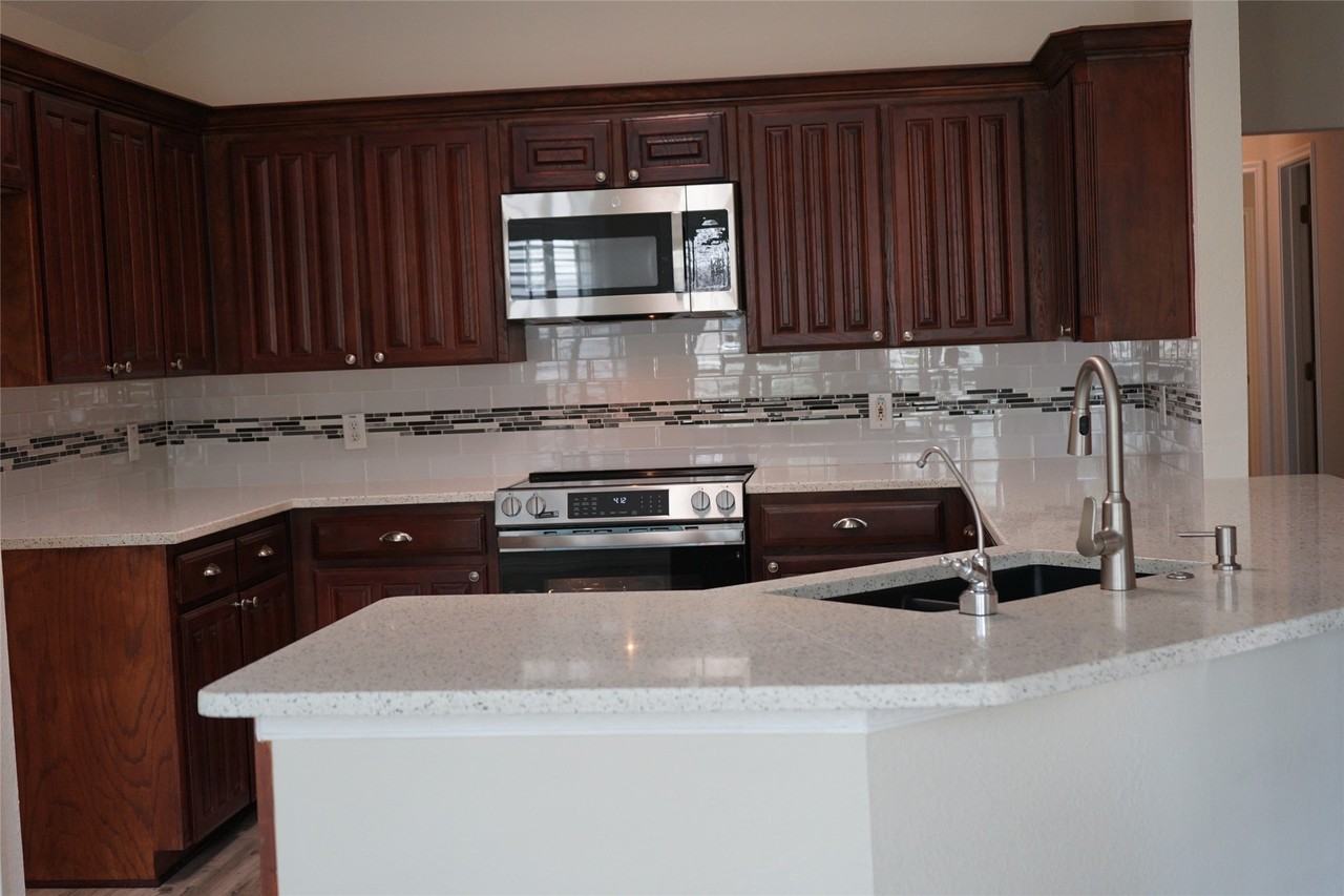6729 Lucas Ln - Photo 3 of 34