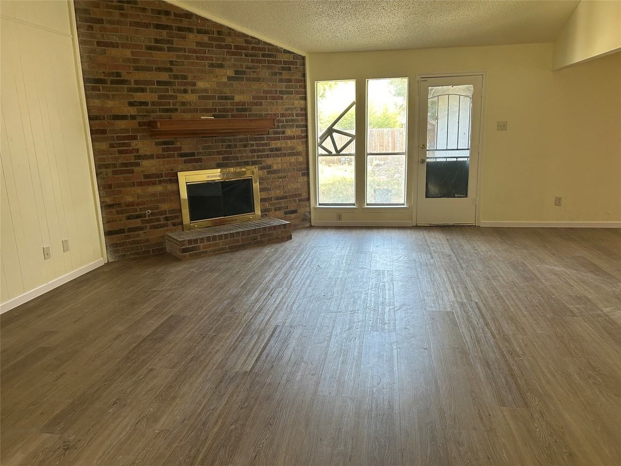 2302 Phoenix Dr - Photo 4 of 13