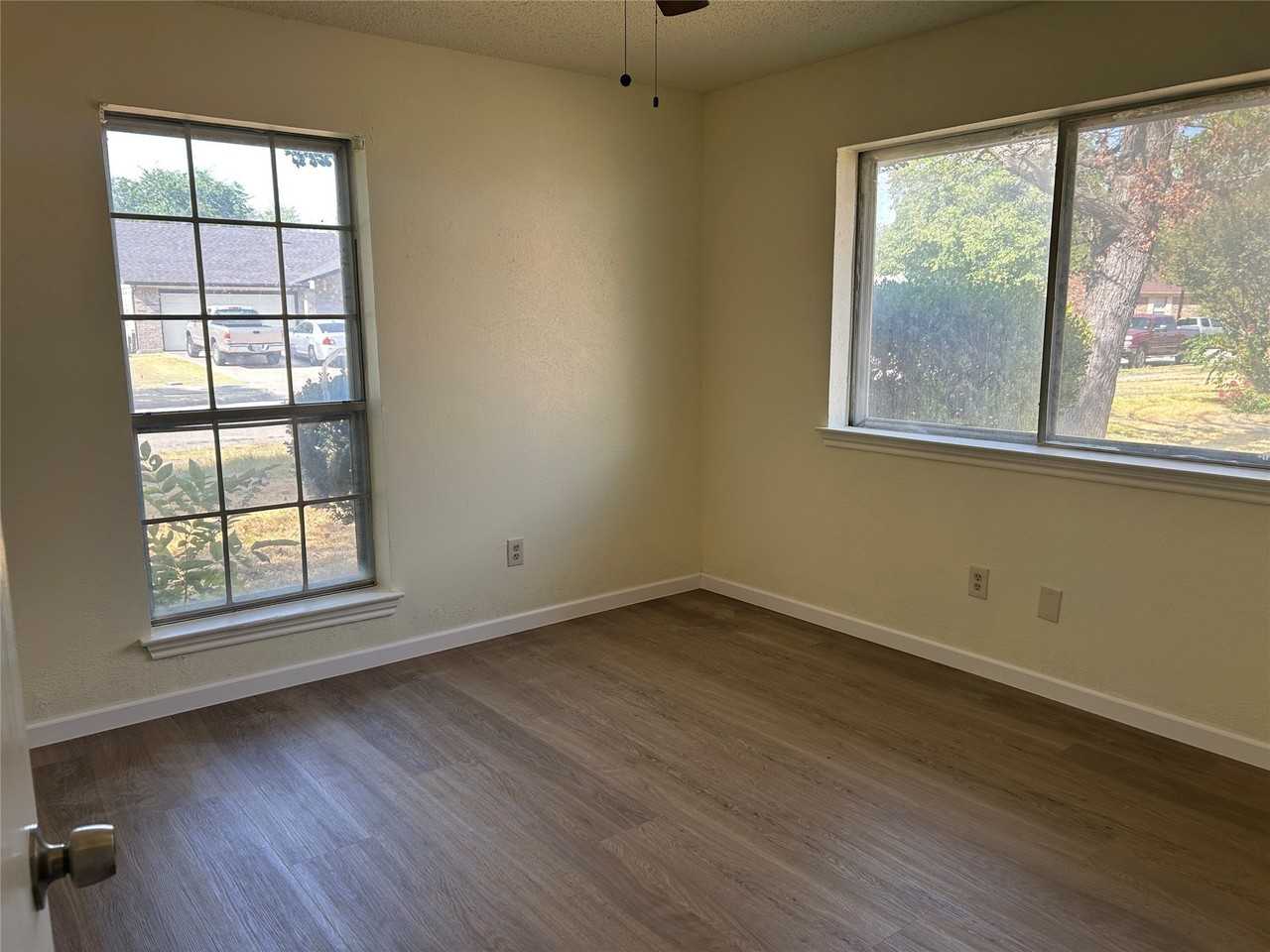 2302 Phoenix Dr - Photo 5 of 13