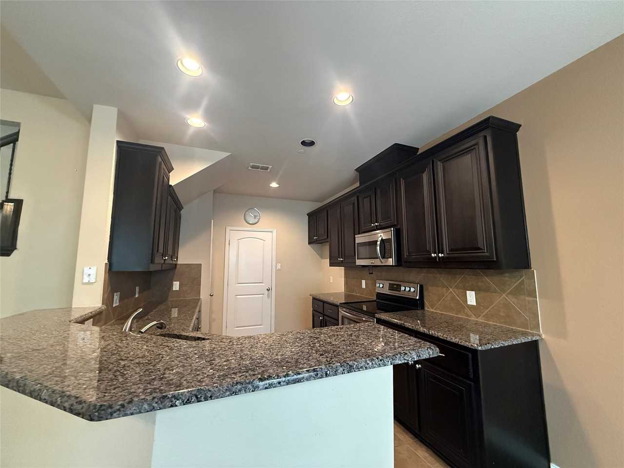 217 Barrington Ln - Photo 3 of 23