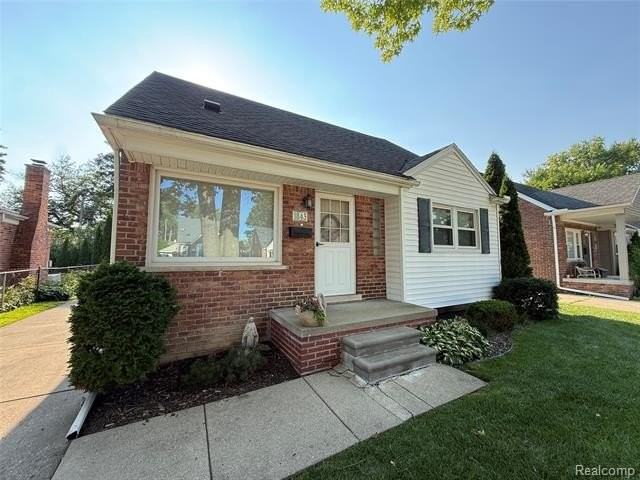 1843 Robindale Ave - Photo 4 of 8