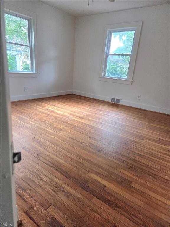 406 26th St - Photo 4 of 11
