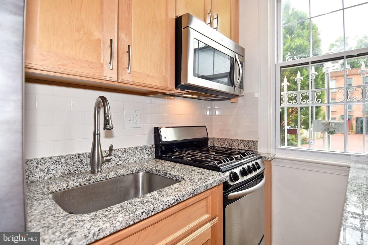 915 Hughes Mews Nw - Photo 4 of 11