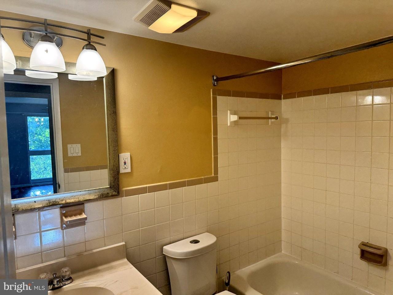 5600 Bloomfield Dr #203 - Photo 7 of 12