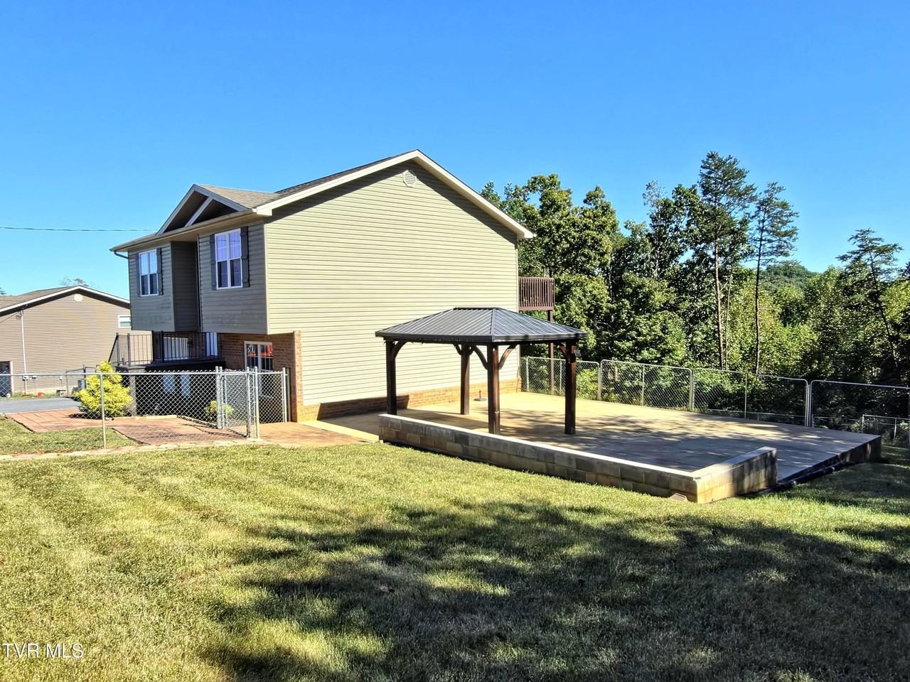375 Ridgeway Rd - Photo 2 of 26