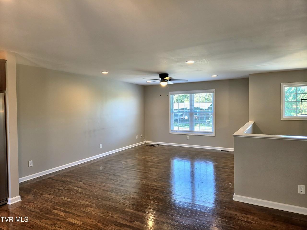 375 Ridgeway Rd - Photo 4 of 26