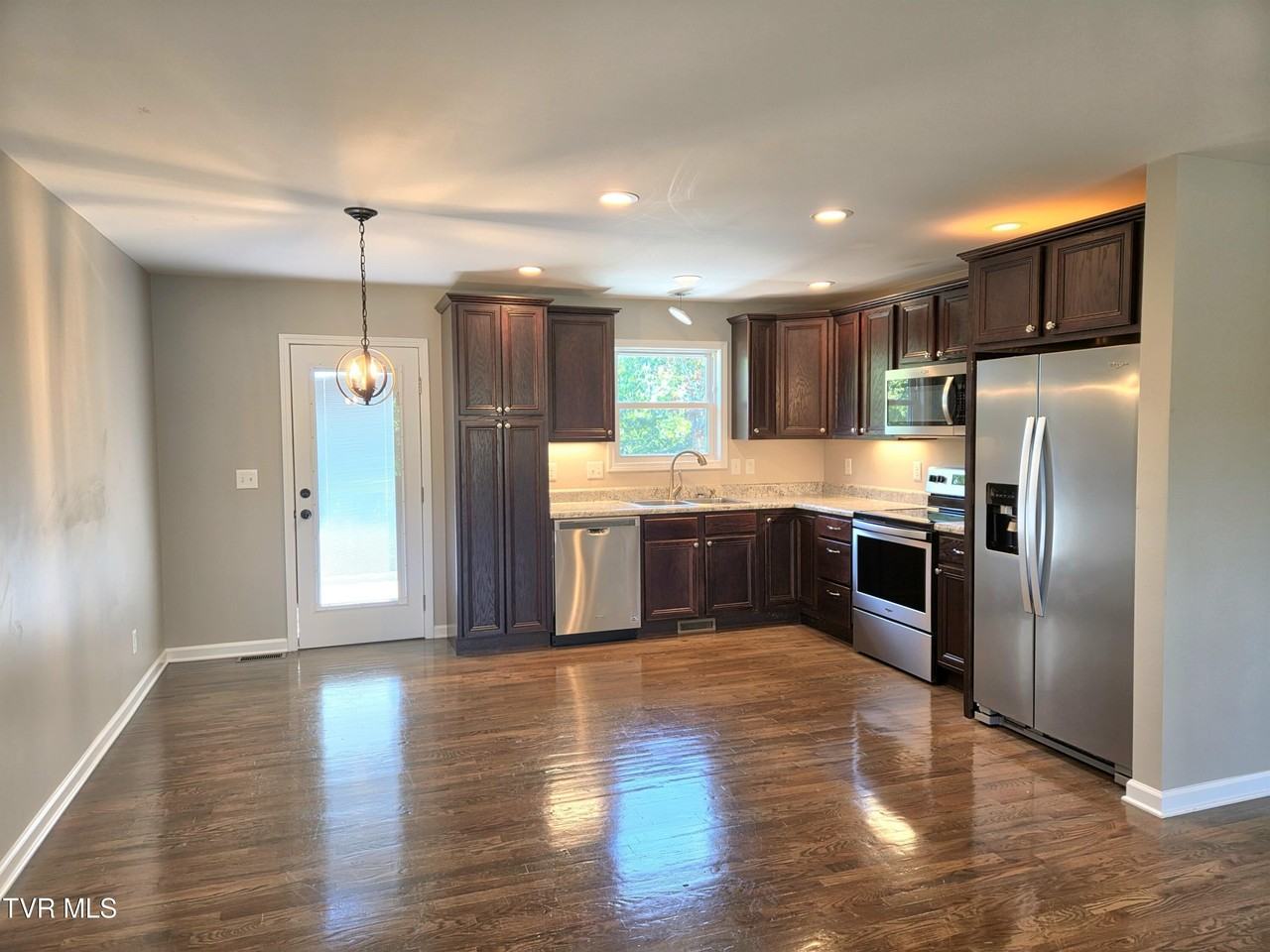 375 Ridgeway Rd - Photo 5 of 26