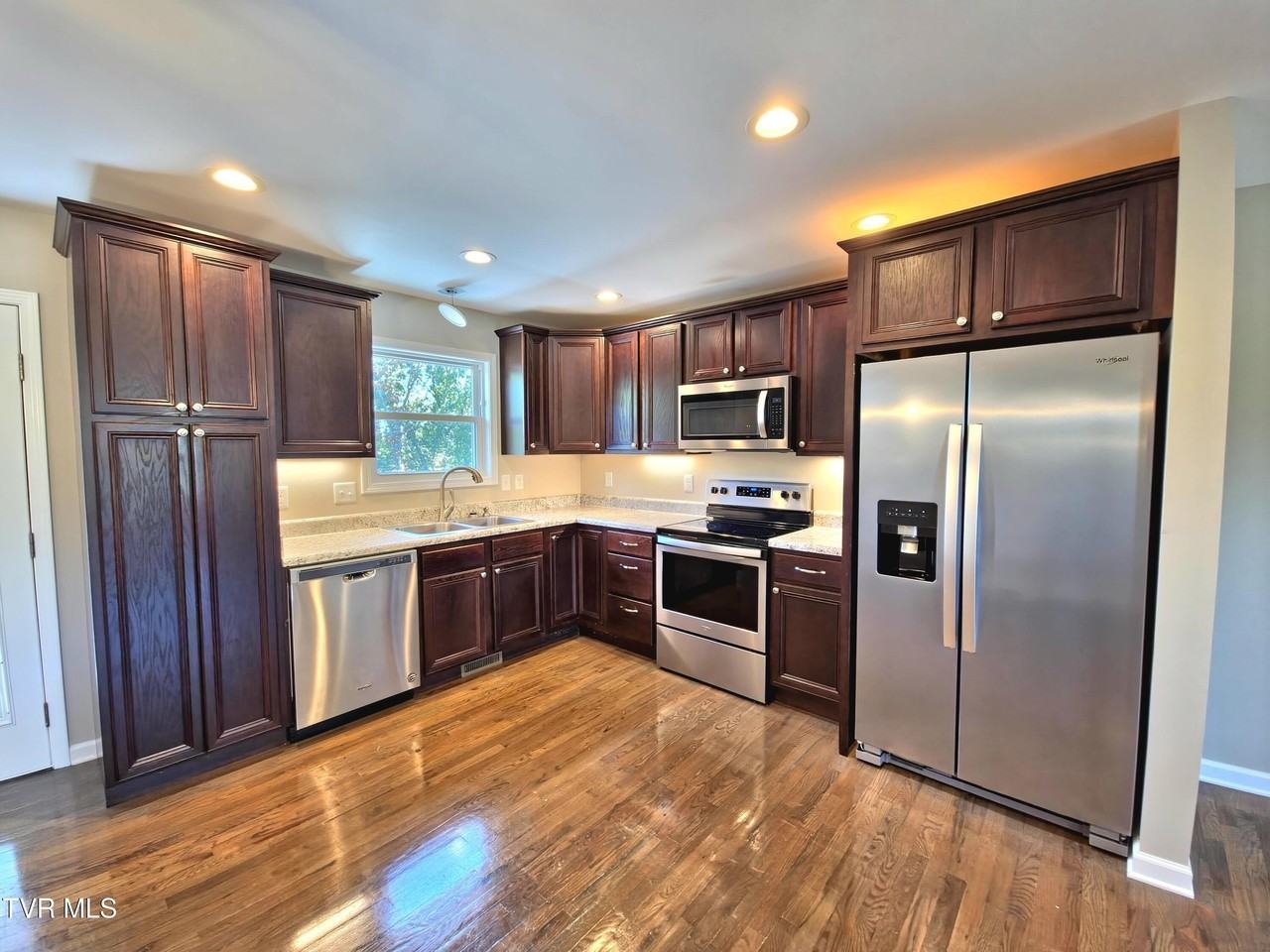 375 Ridgeway Rd - Photo 6 of 26