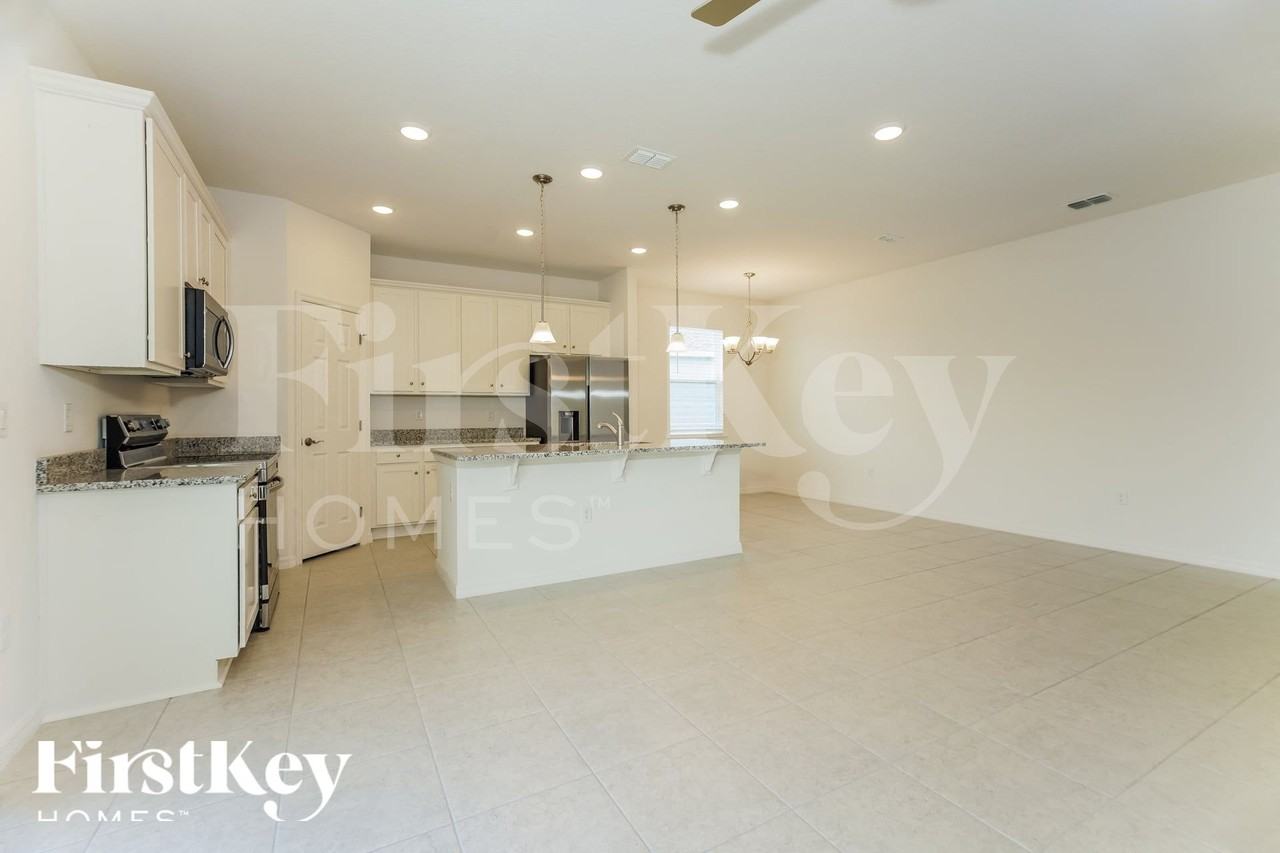 1606 Isleta Loop - Photo 5 of 17